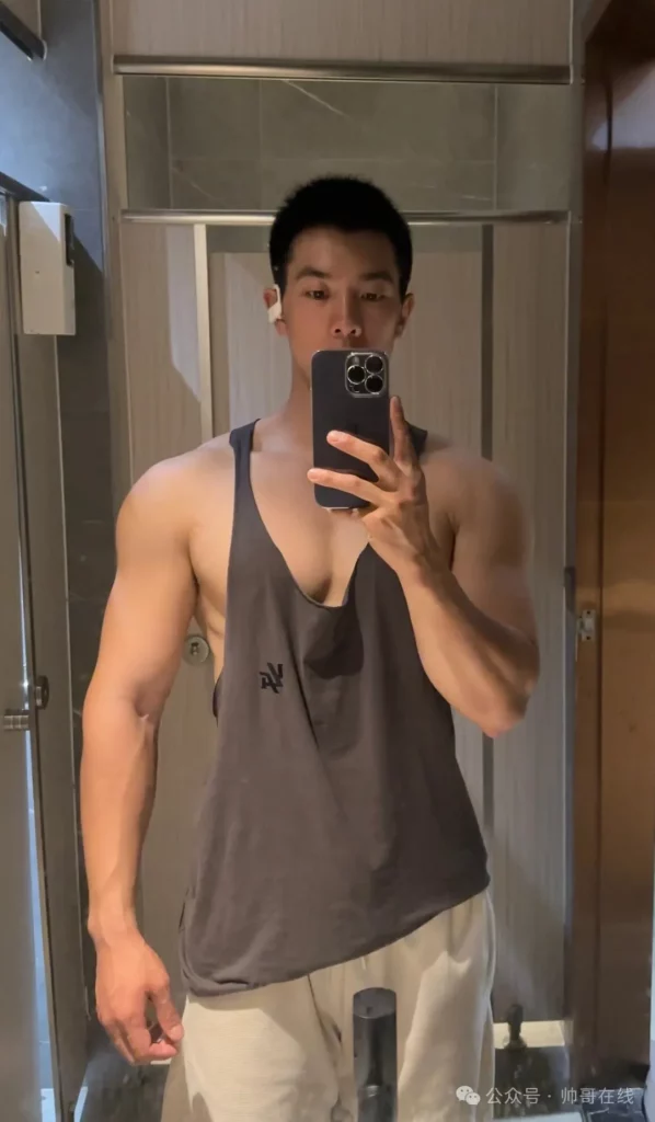 上进的黑皮帅哥，双开门大胸肌