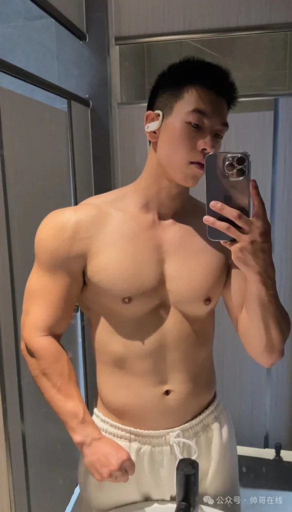 上进的黑皮帅哥，双开门大胸肌