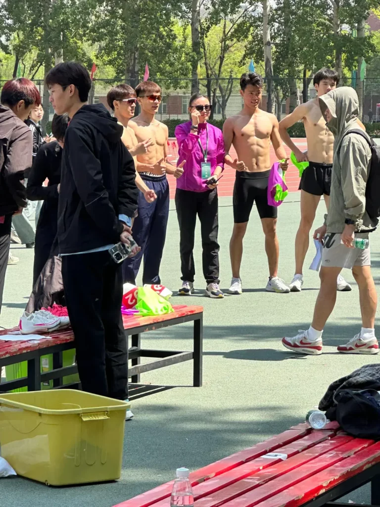 北体运动会现场长腿体育生紧身裤脱了，太有看头啦！