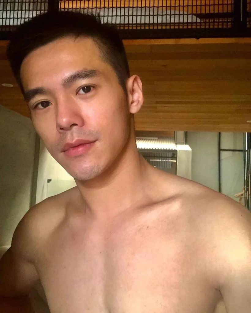 非常帅气的肌肉男护士