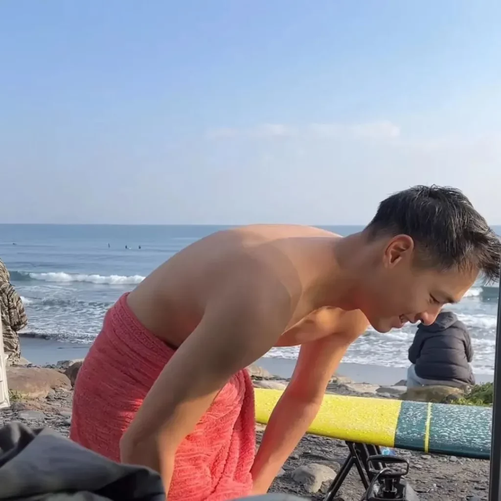 杨佑宁不穿内裤吊滑索，勒得很好看！