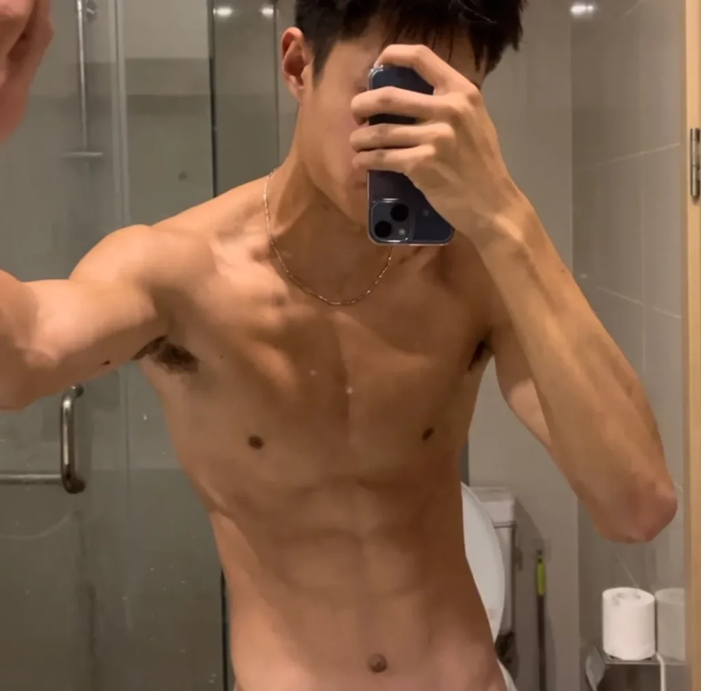 操场体育生表弟的肌肉照