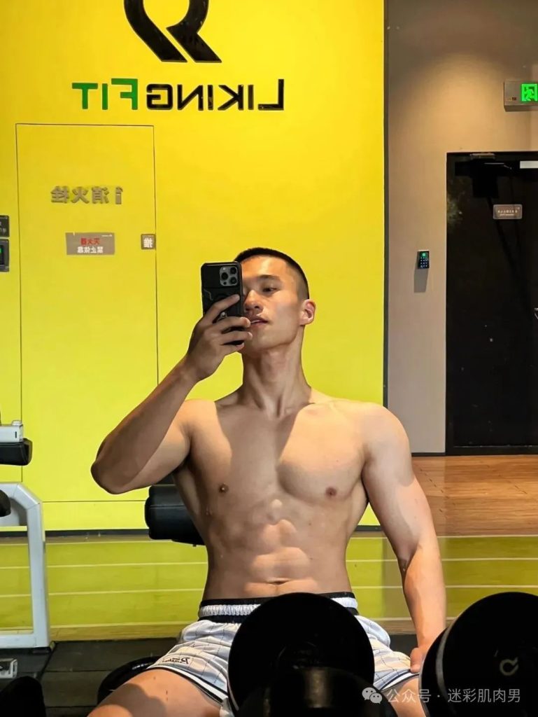 黑龙江 28 岁寸头男自拍长得太 man 啦！