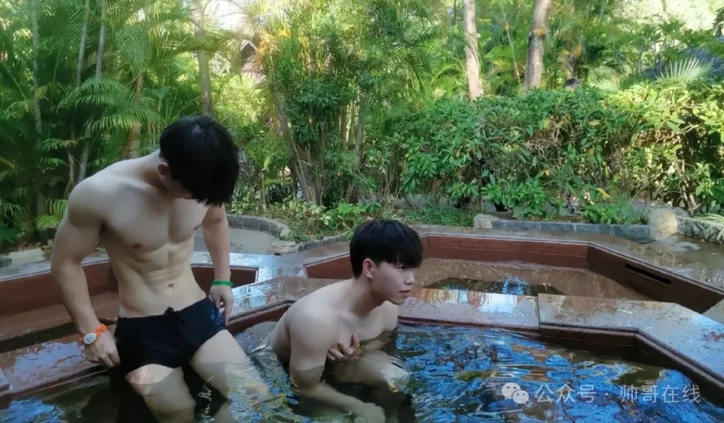 双胞胎白皮肌肉男大帅哥，两个薄肌运动男的双倍快乐谁懂啊?