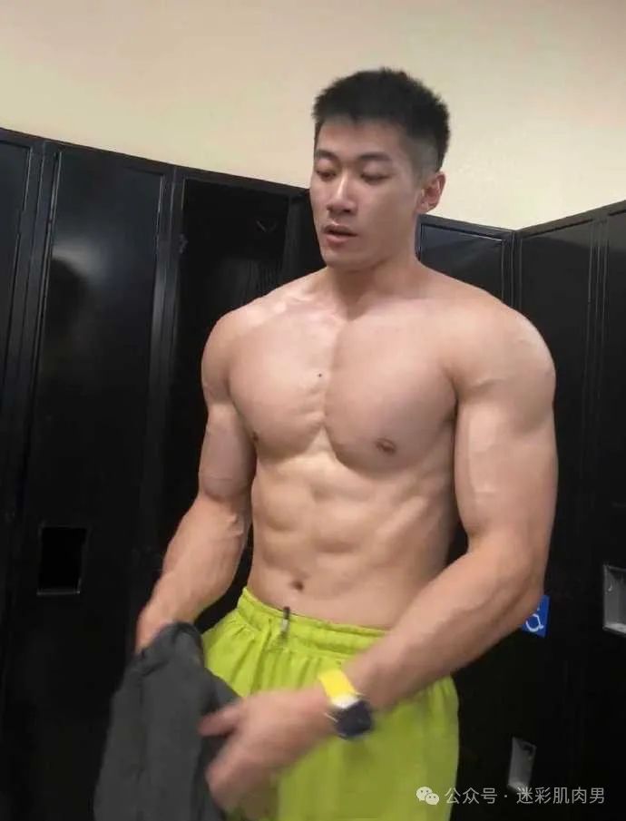 黑皮体育生粗壮长腿太顶啦！