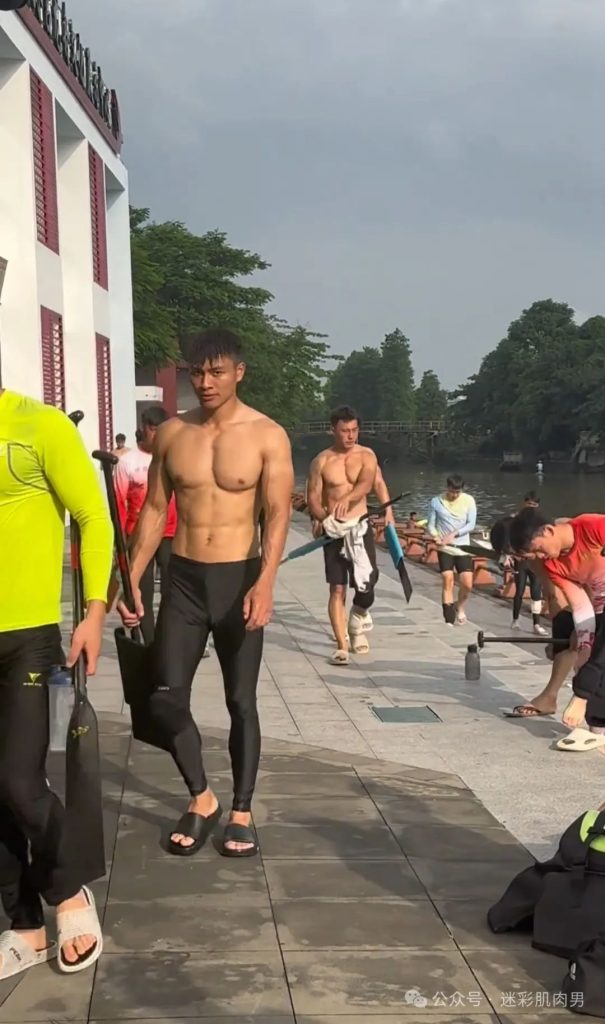 划龙舟穿紧身裤的运动男边走边脱？