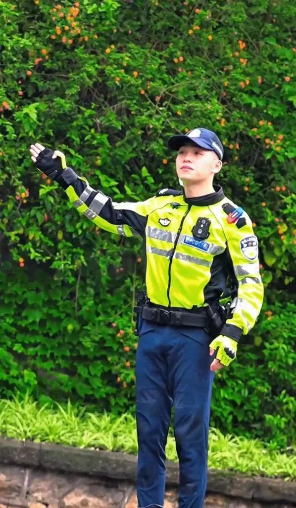 自贡这枚交警太帅火了！治愈系笑容配上大长腿谁不心动？