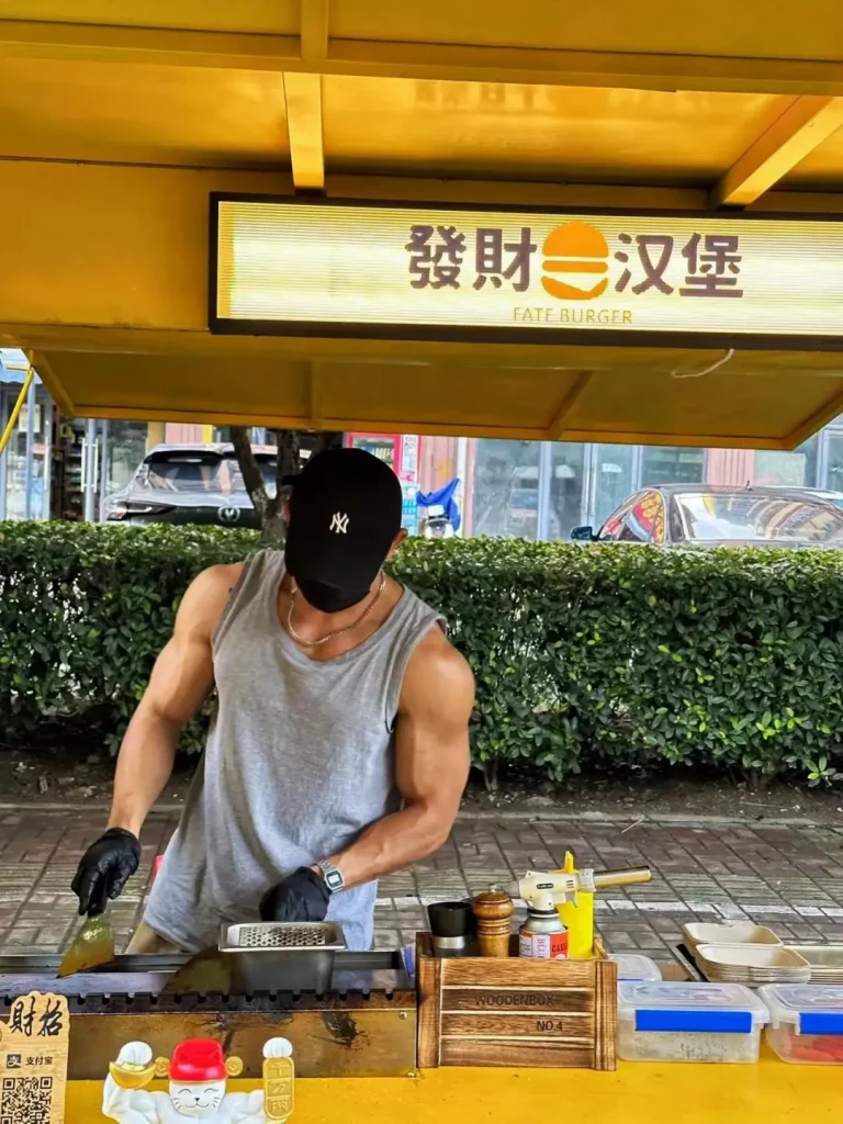 退役兵哥街头卖汉堡，自拍私照灰裤子太顶暴露实力！