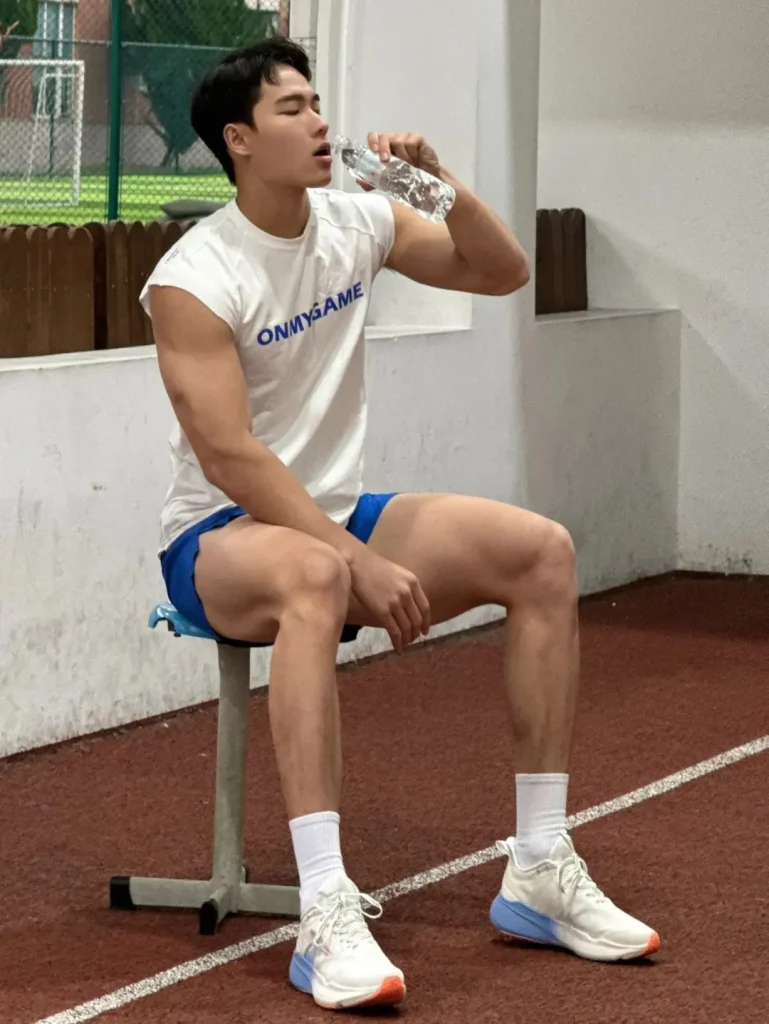 浙江工商大学体育生小哥攀岩
