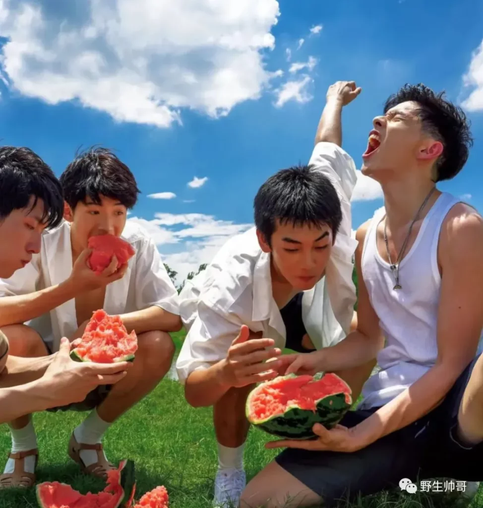 和体育生一起去玩水湿身,差点把班长的裤子扯掉啦 和体育生一起去玩水湿身,差点把班长的裤子扯掉啦