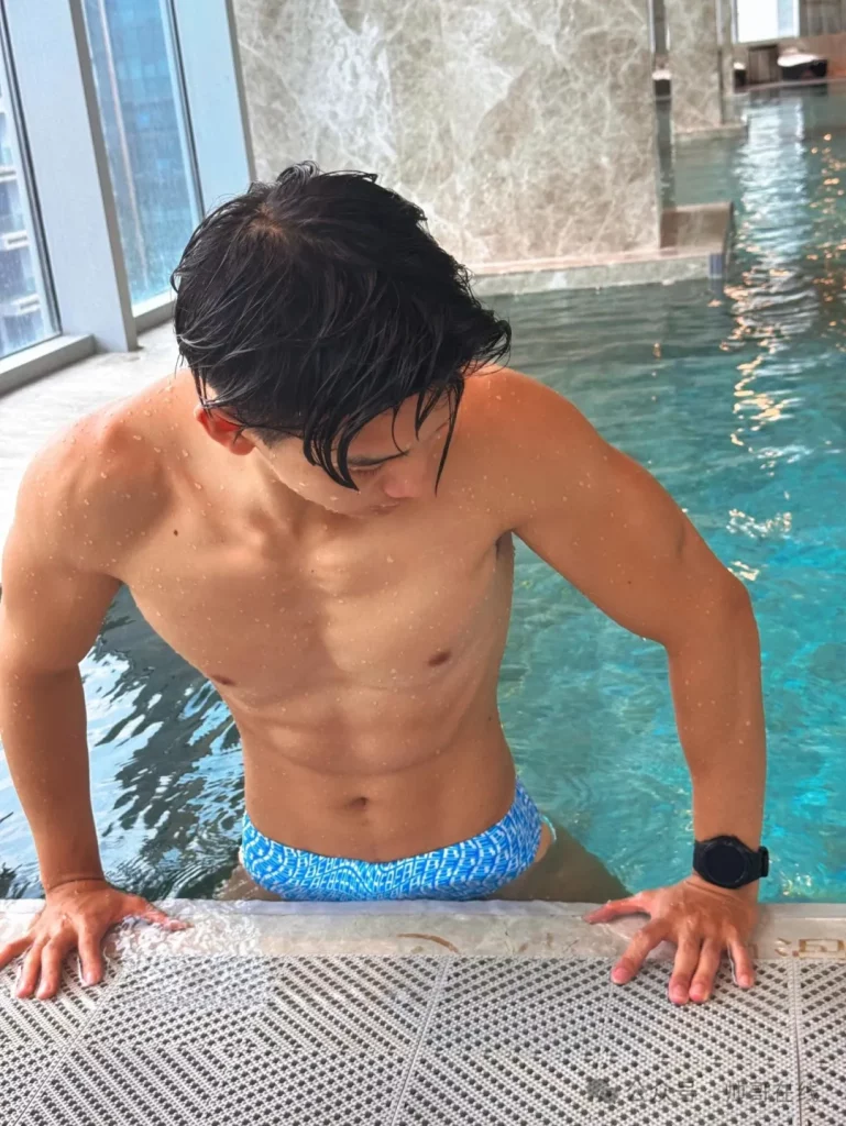 腹肌游泳体育生私教，童颜肌肉男菩萨也太有料了!