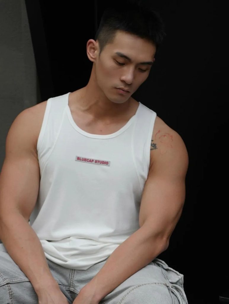 野生长腿男自拍垒的让人舔屏，穿什么都挡不住实力！