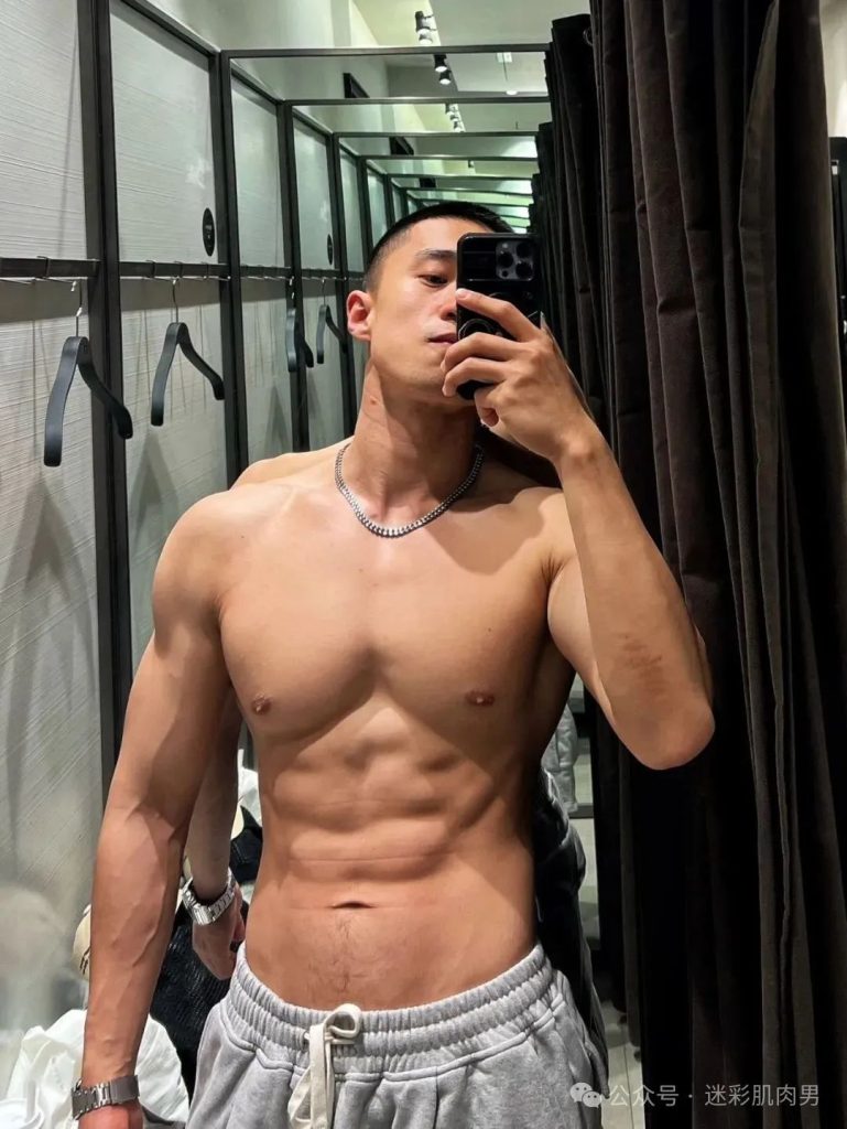 黑龙江 28 岁寸头男自拍长得太 man 啦！