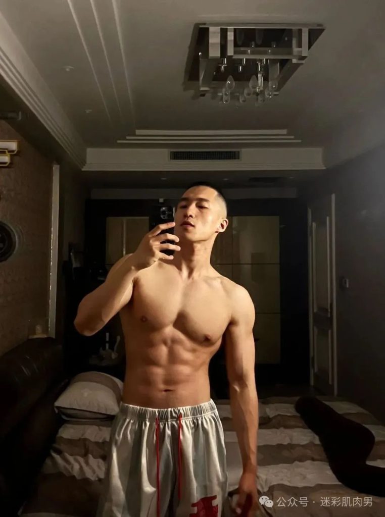 黑龙江 28 岁寸头男自拍长得太 man 啦！