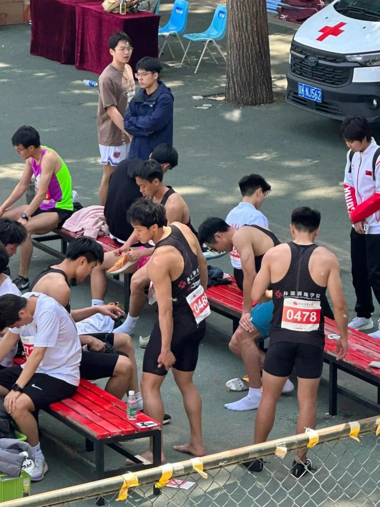 北体运动会现场长腿体育生紧身裤脱了，太有看头啦！