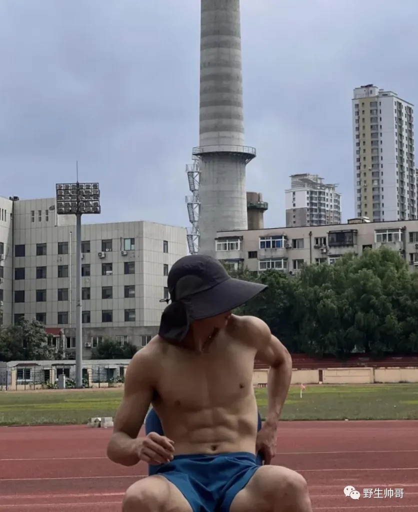 操场 19 岁的东北体育生紧身裤湿透，大长腿藏不住了！