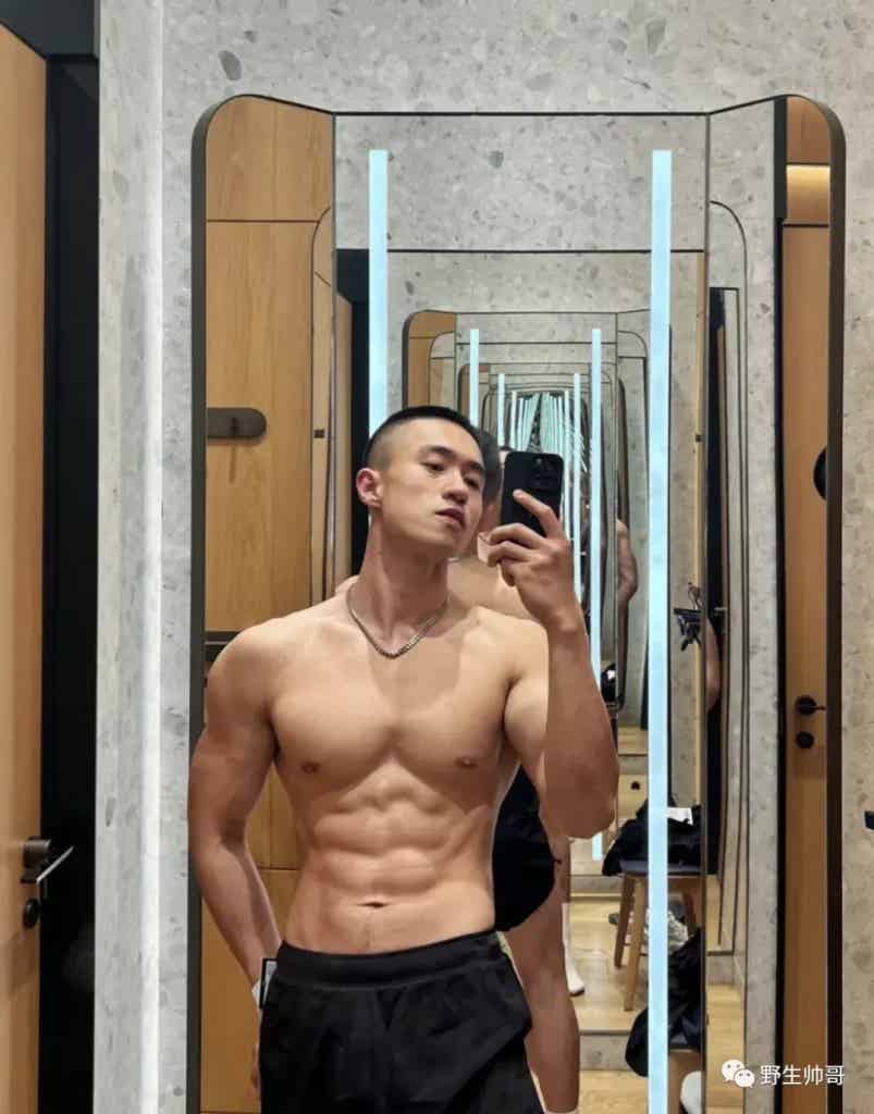 寸头爷们露营身材太顶了！