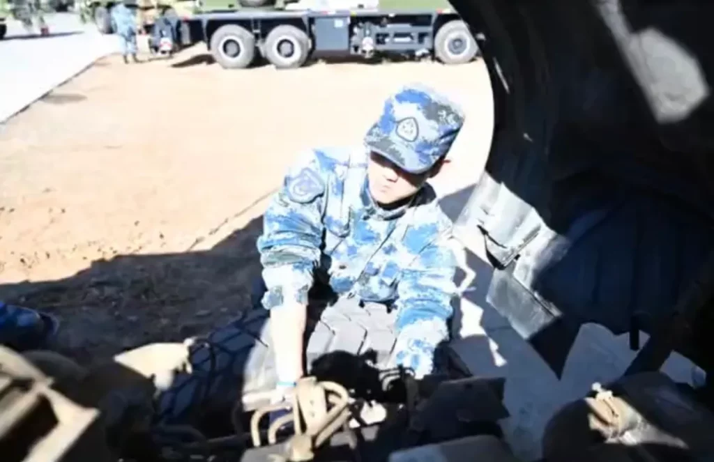 退役兵哥街头卖汉堡，自拍私照灰裤子太顶暴露实力！