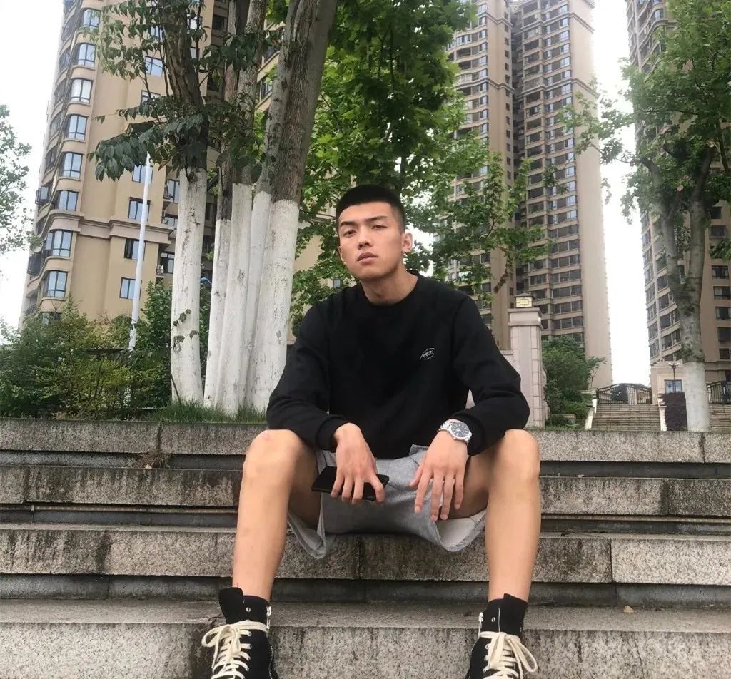 湖南寸头薄肌男大，又 man 又可爱！