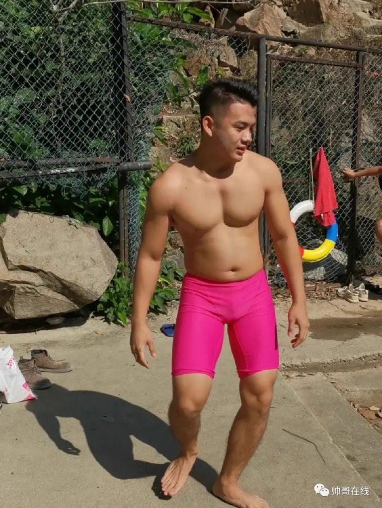 腹肌游泳体育生私教，童颜肌肉男菩萨也太有料了!