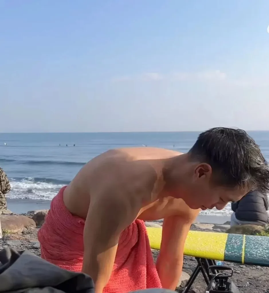 杨佑宁不穿内裤吊滑索，勒得很好看！