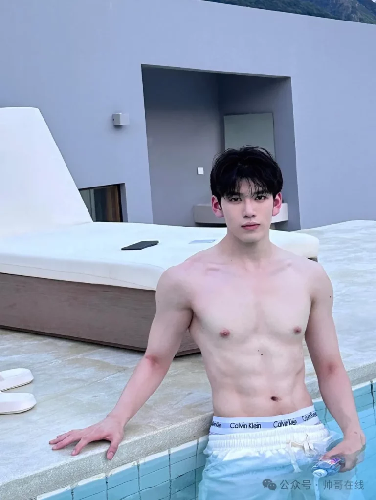 04 年白皮肌肉男大帅哥，干净男朋友太可了！