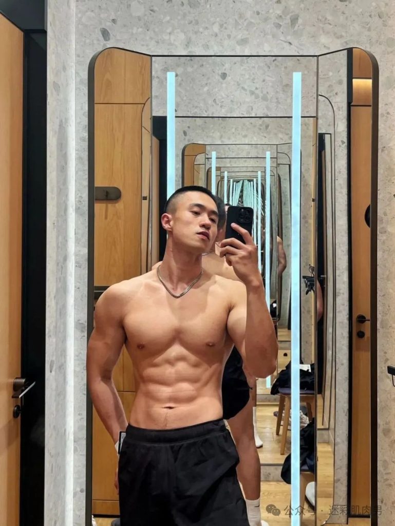 黑龙江 28 岁寸头男自拍长得太 man 啦！