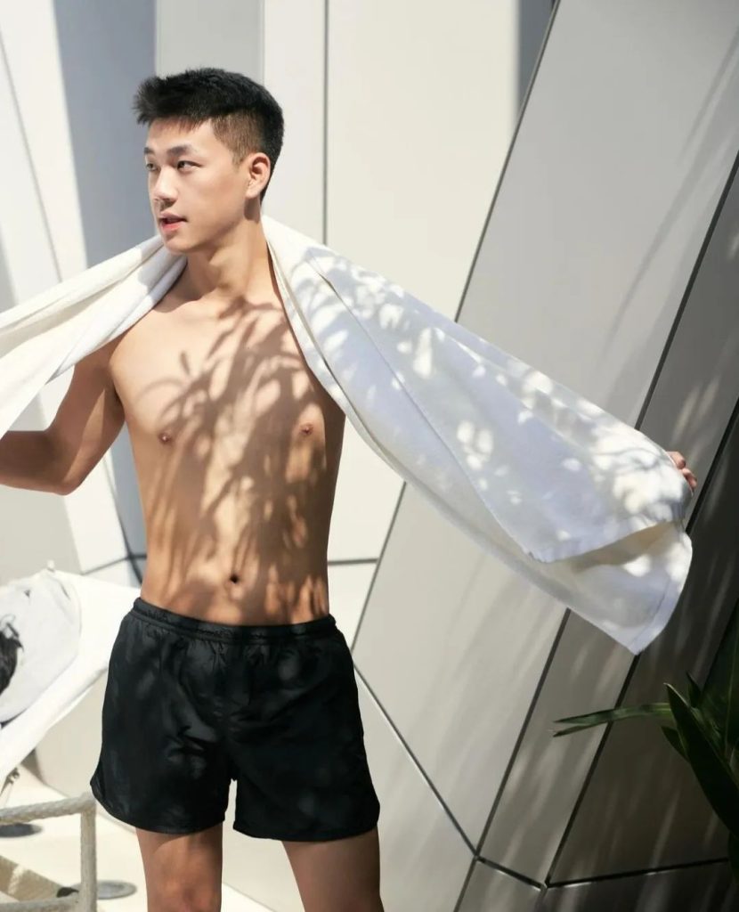 洗澡湿透的大鼻子野生男私照拔到