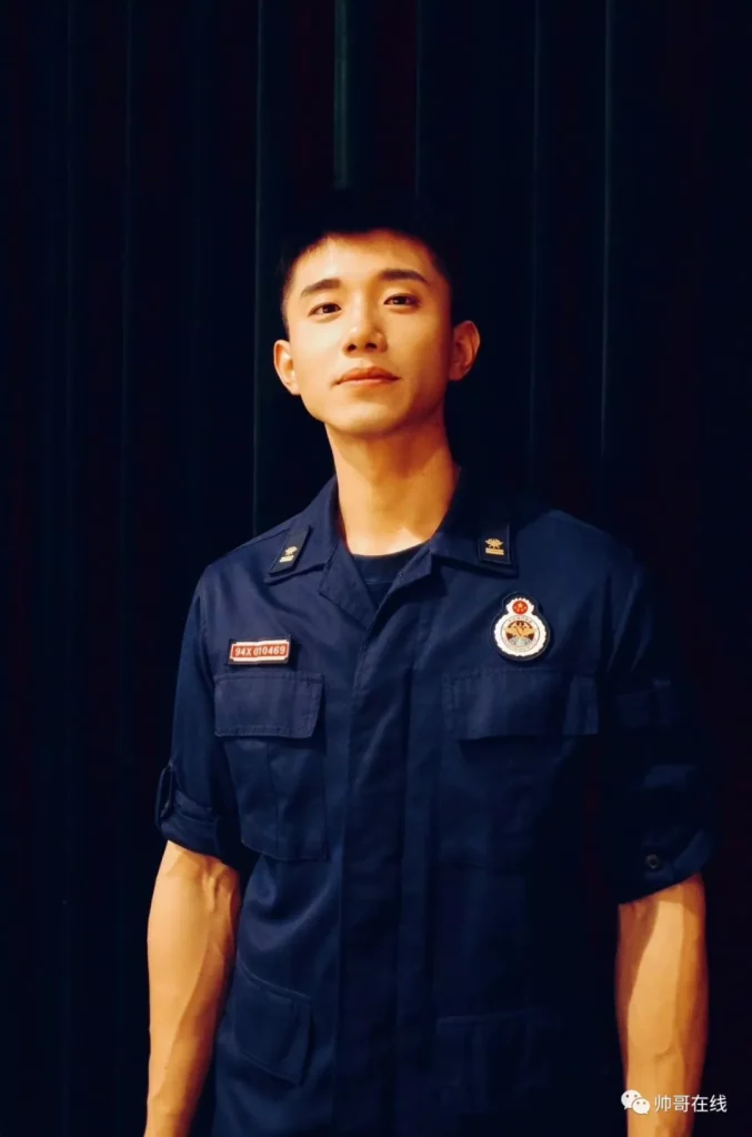 内娱新晋男菩萨赵仁杰拍拳击写真，寸头肌肉男友张力满了！