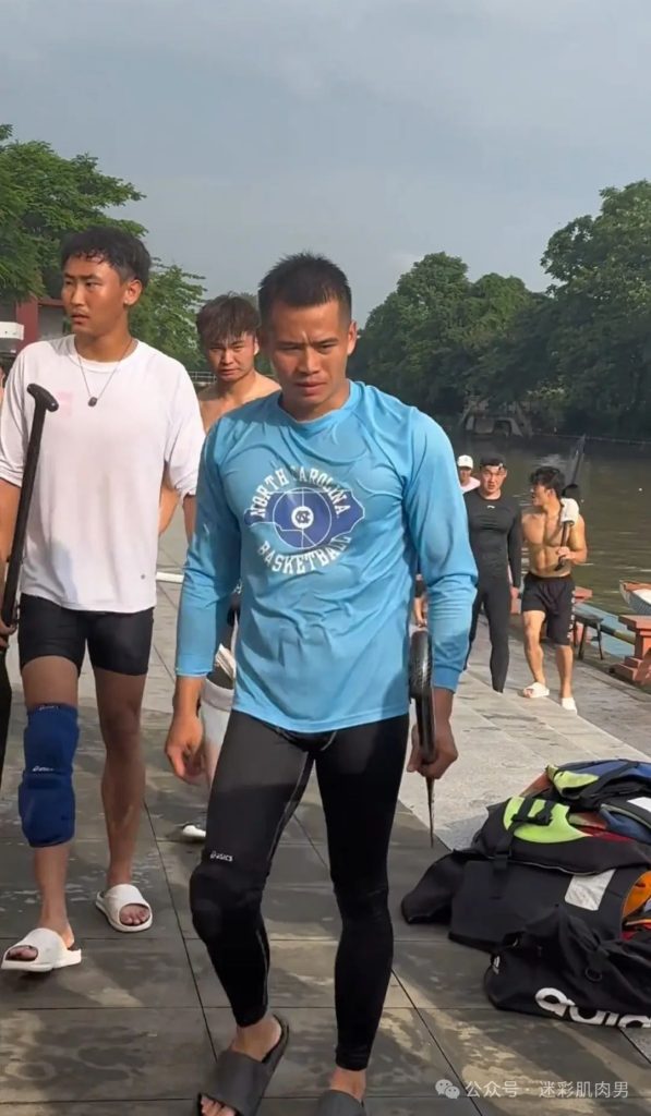 划龙舟穿紧身裤的运动男边走边脱？