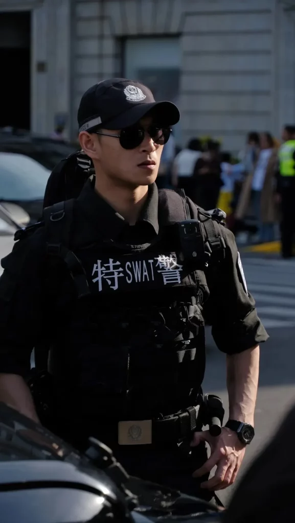 上海街头的大长腿特警一个比一个帅！高大威猛太可了！