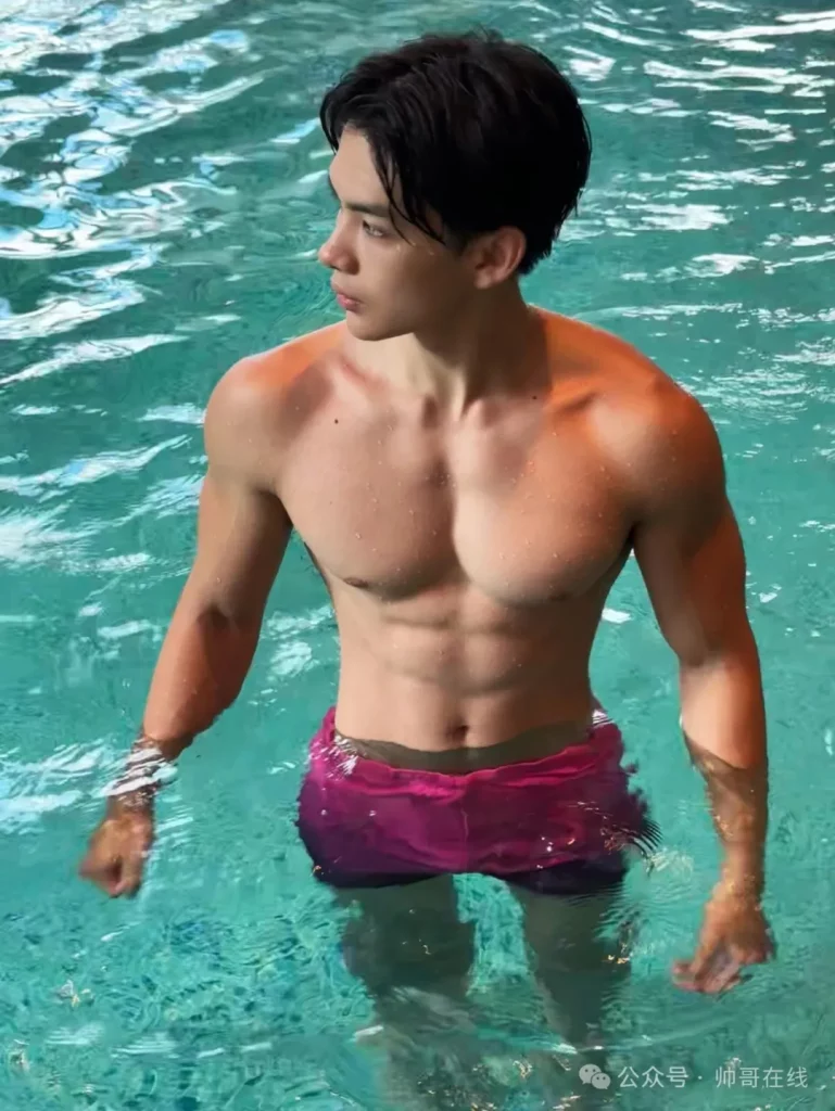 腹肌游泳体育生私教，童颜肌肉男菩萨也太有料了!
