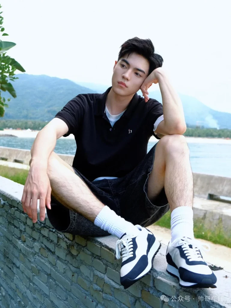 04 年干净阳光的男大生弟弟，小男朋友是真香！