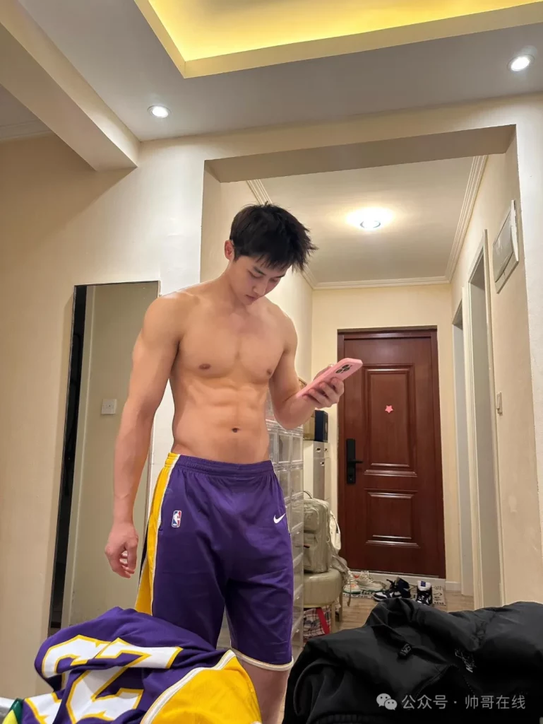 快乐加倍的 190CM 短发肌肉奶弟，太多人馋他的身子了！