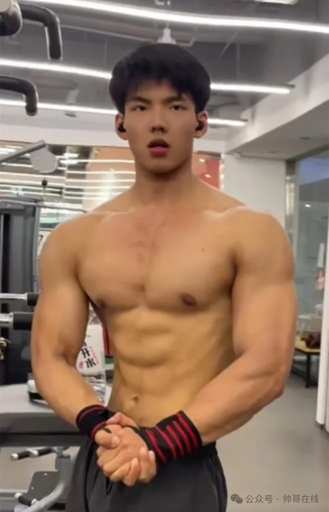 肌肉学弟不输体育生，弟弟这角度真胸到我了！