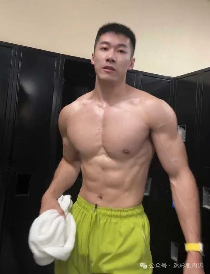 黑皮体育生粗壮长腿太顶啦！
