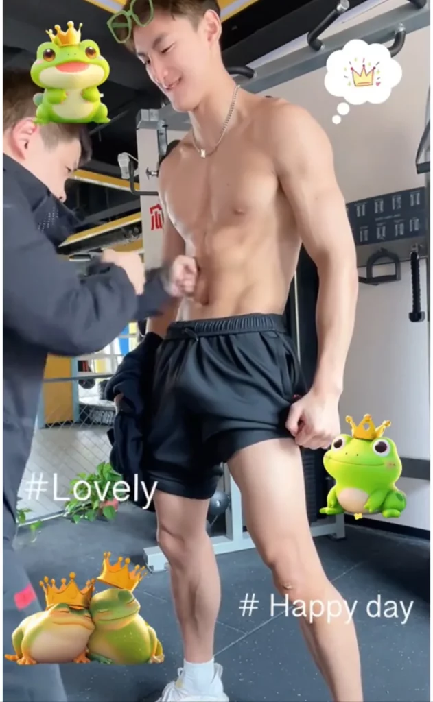 山西 190CM 体育生撩衣腹肌被摸，都爱长腿灰裤子！