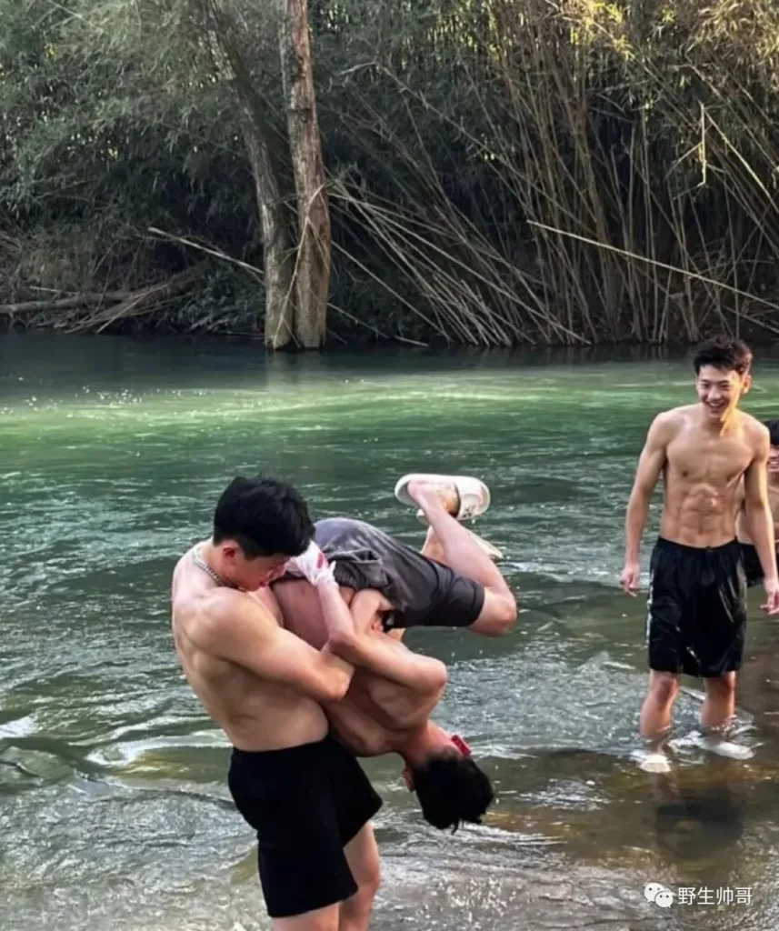 和体育生一起去玩水湿身，差点把班长的裤子扯掉啦
