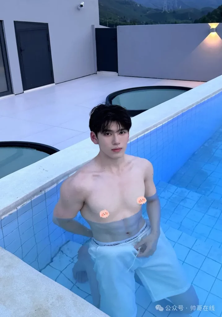 04 年白皮肌肉男大帅哥，干净男朋友太可了！