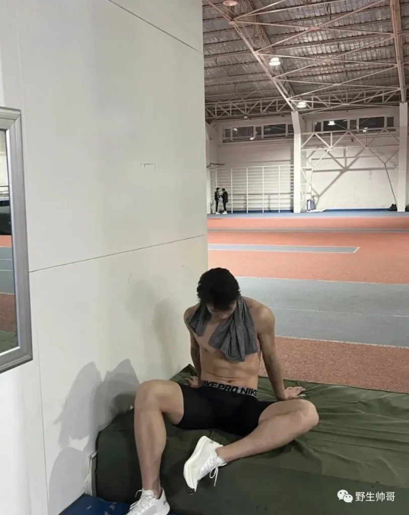 操场 19 岁的东北体育生紧身裤湿透，大长腿藏不住了！
