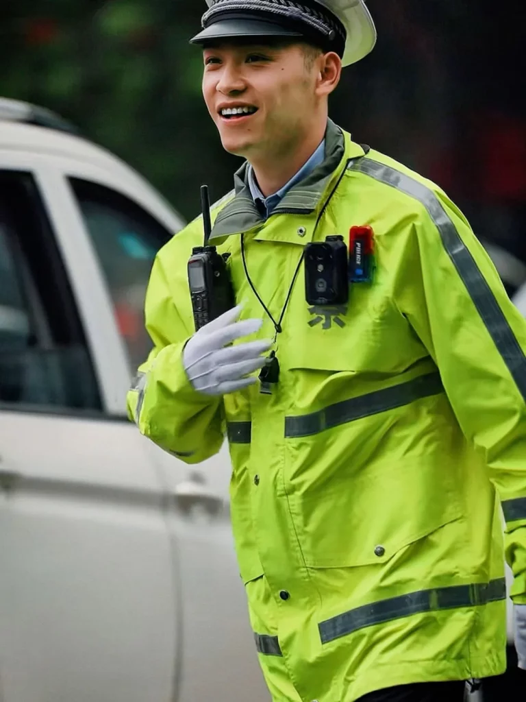 自贡这枚交警太帅火了！治愈系笑容配上大长腿谁不心动？