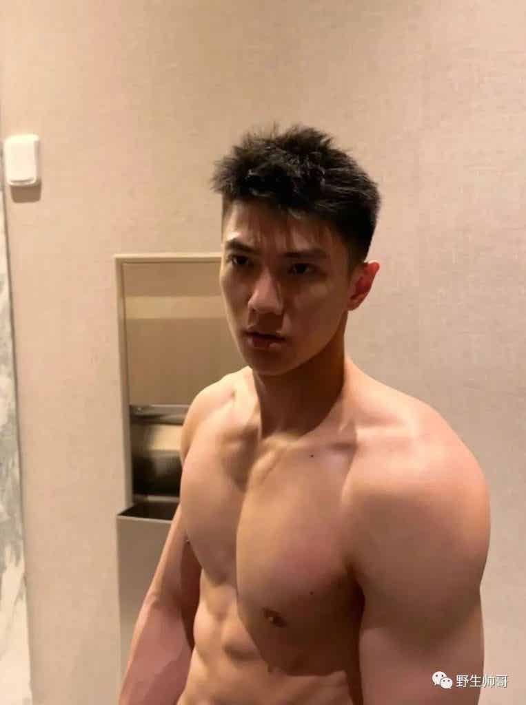 00 后的留学生，不仅玩得开身材也超猛！