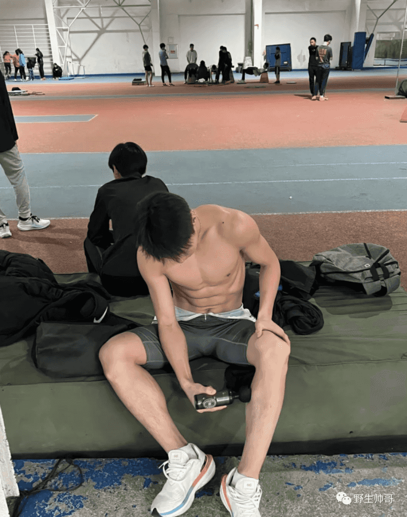 操场 19 岁的东北体育生紧身裤湿透，大长腿藏不住了！