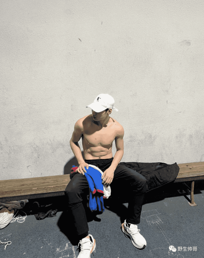 操场 19 岁的东北体育生紧身裤湿透，大长腿藏不住了！