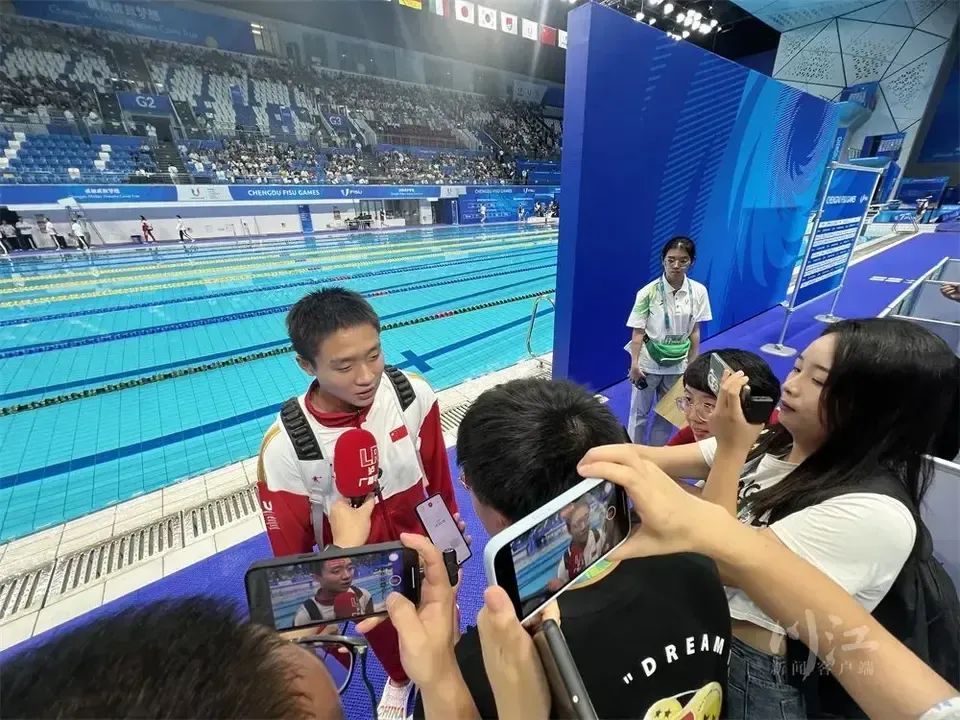 成都体育学院 04 年的跳水弟弟最新图来了！
