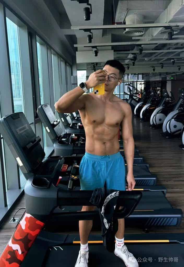 腿毛旺盛的西装男脱啦，被他长腿吸引了