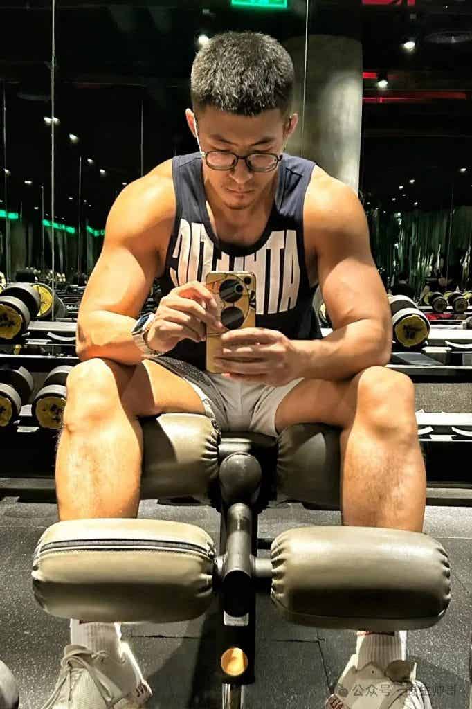 腿毛旺盛的西装男脱啦，被他长腿吸引了