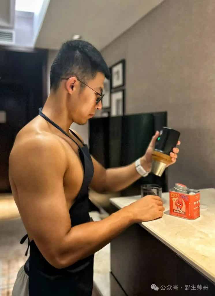 腿毛旺盛的西装男脱啦，被他长腿吸引了