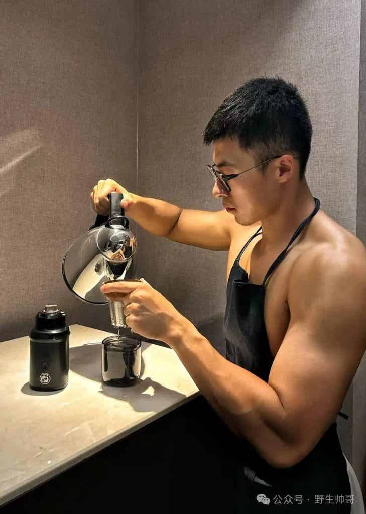 腿毛旺盛的西装男脱啦，被他长腿吸引了