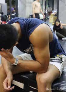 腿毛旺盛的西装男脱啦，被他长腿吸引了-潮男潮北